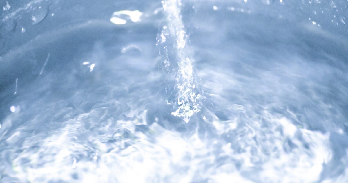 水が流れ落ちる瞬間のクローズアップ
