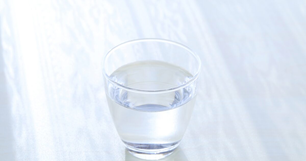 日差しの中に置かれたガラスのコップの水