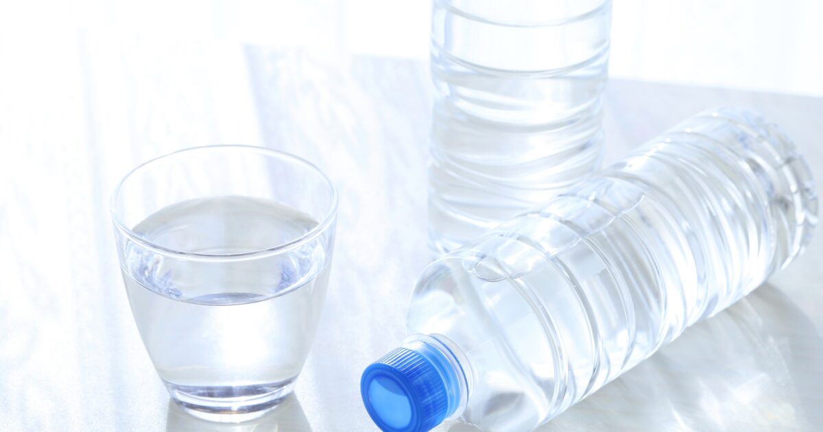 ペットボトルの水とガラスのコップ