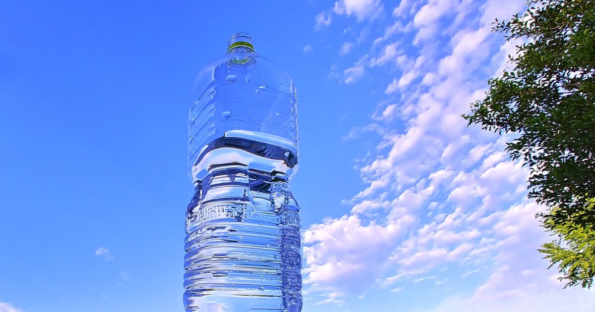 青空の下に置かれたペットボトルの水