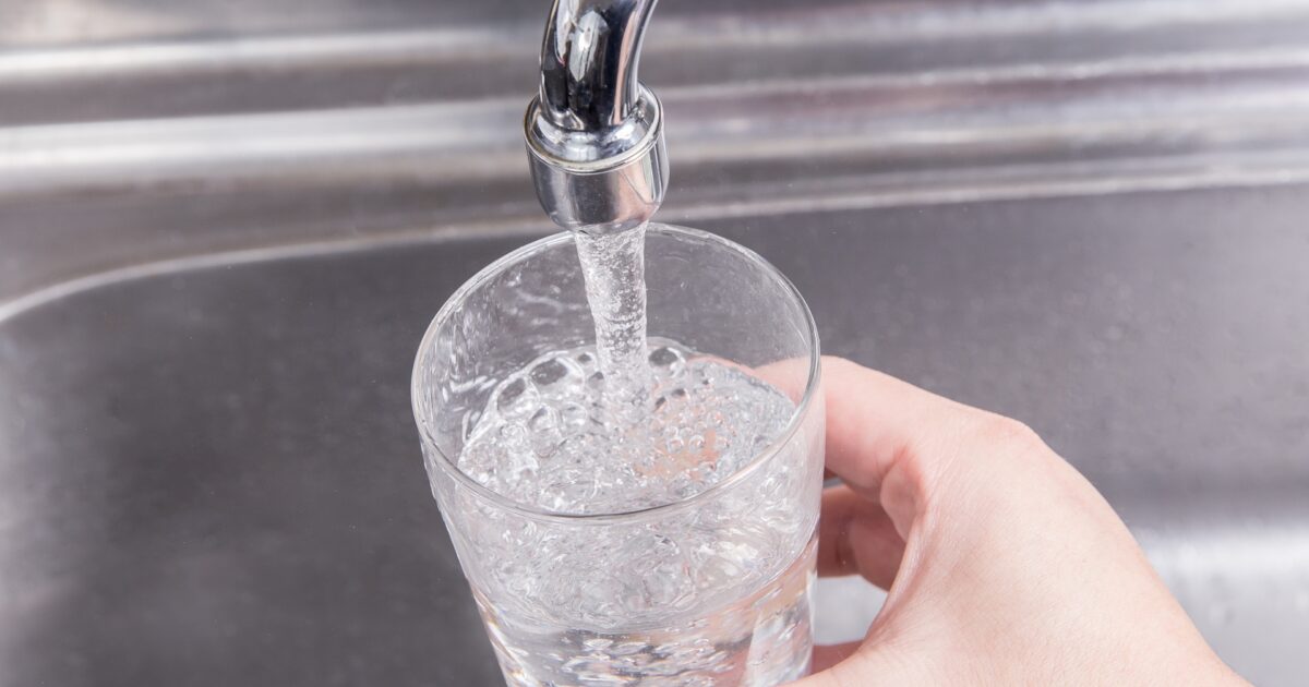 蛇口の水をコップに注ぐ手元