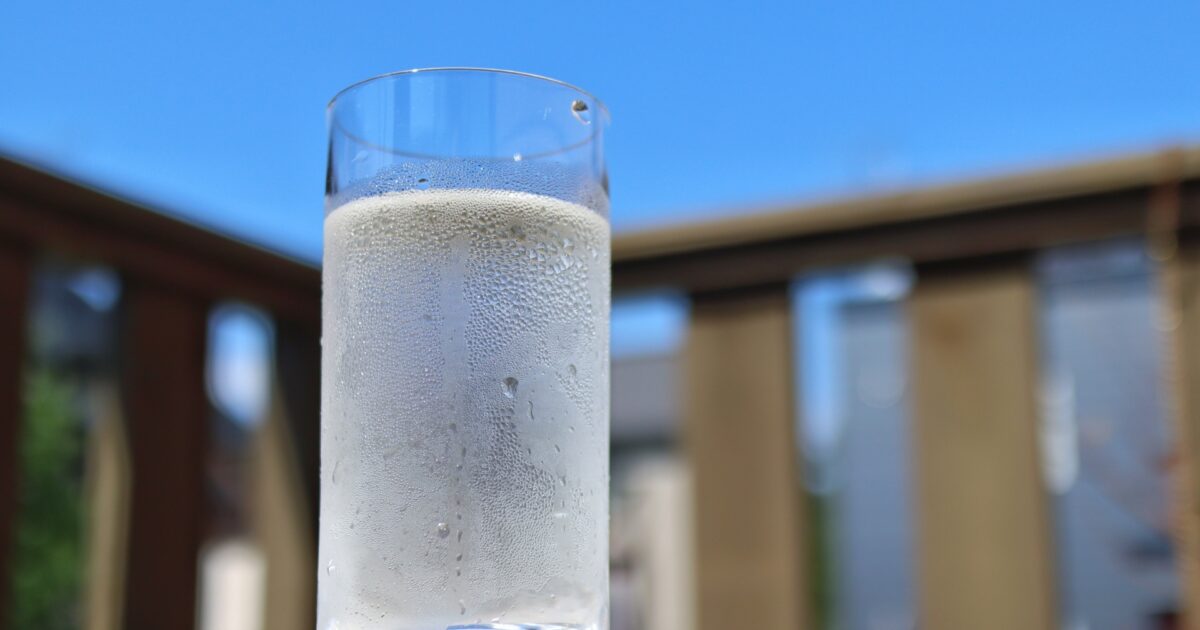 屋外に置かれた冷たい水の入ったコップ