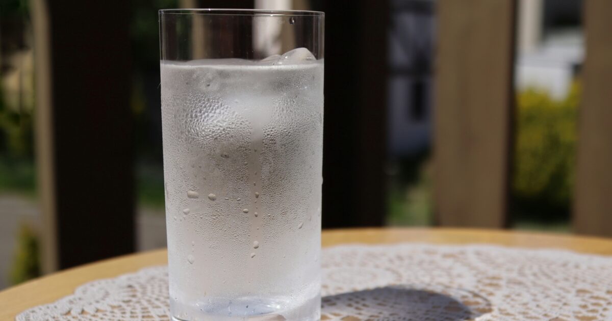 氷水の入ったグラスとレースのテーブルクロス