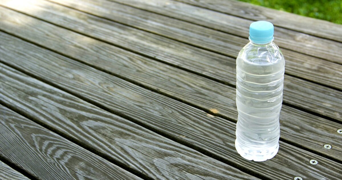 ウッドデッキに置かれたペットボトルの水