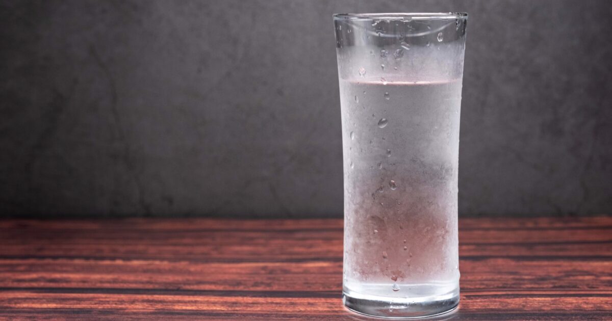 水滴のついた冷たい水の入ったグラス