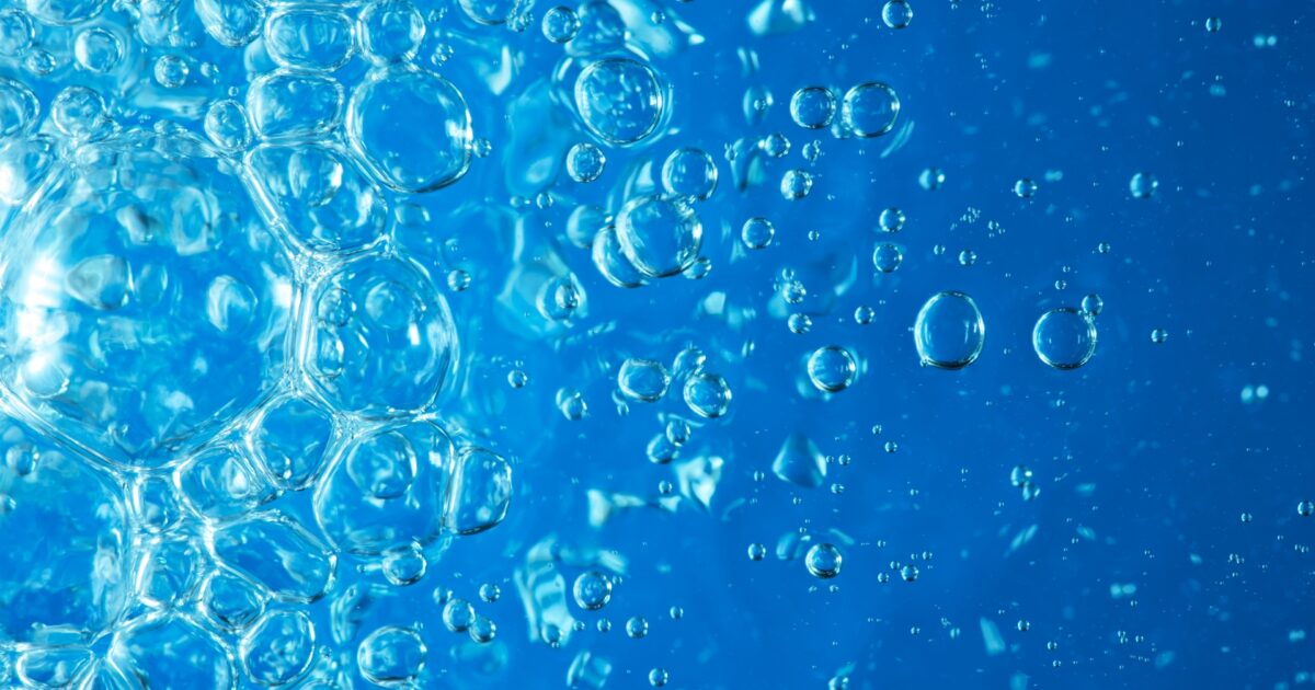 青い背景に浮かぶ無数の水の気泡